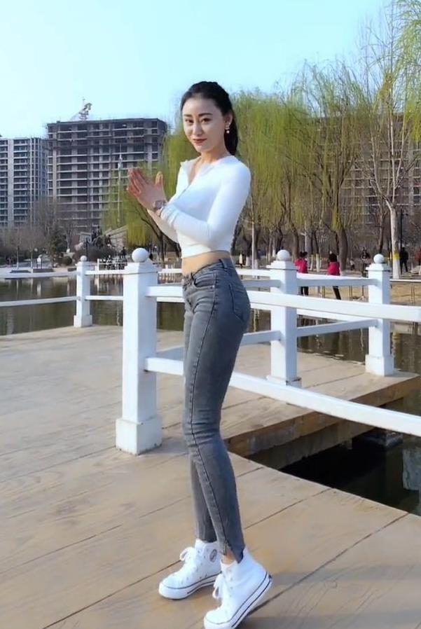 公园跳舞的牛仔裤美女, 阳光气质扑面而来