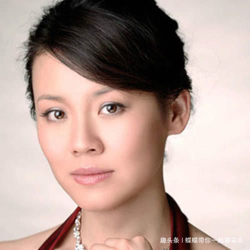 她曾搭档张国荣，26岁拿下影后，如今45岁凭“大