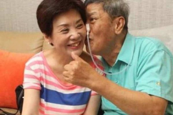 上春晚一夜爆红,喝醉摔成智障后遭妻子抛弃,