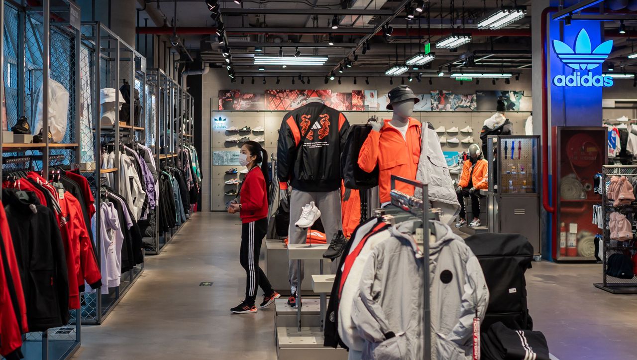 阿迪达斯门店里,还见不到任何春秋季的新款 (www.archyde.com)
