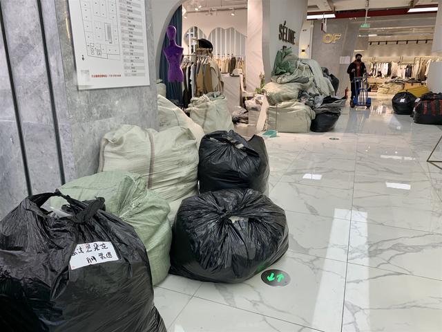 疫情下的杭州四季青韩装档口:一个月亏损15万,
