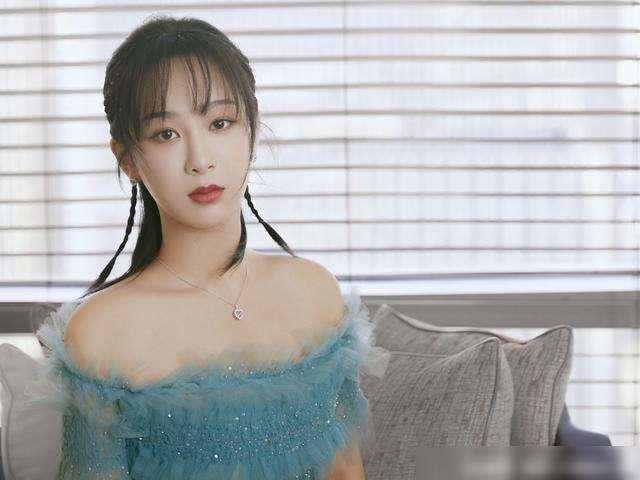 明星剧组陆续开工杨紫穿雨衣金晨敷面膜李沁下戏戴口罩