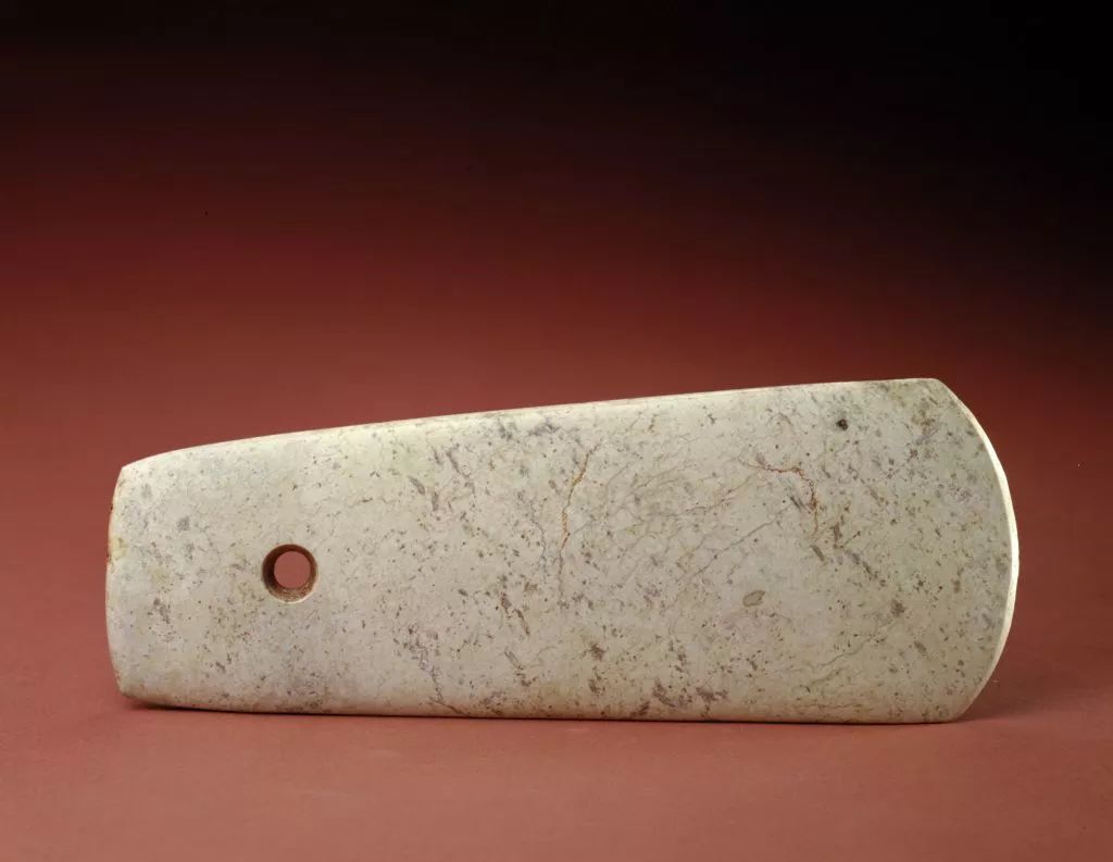 玉刻图长方形板,新石器时代凌家滩文化,长11.4厘米,宽8.3厘米,厚0.