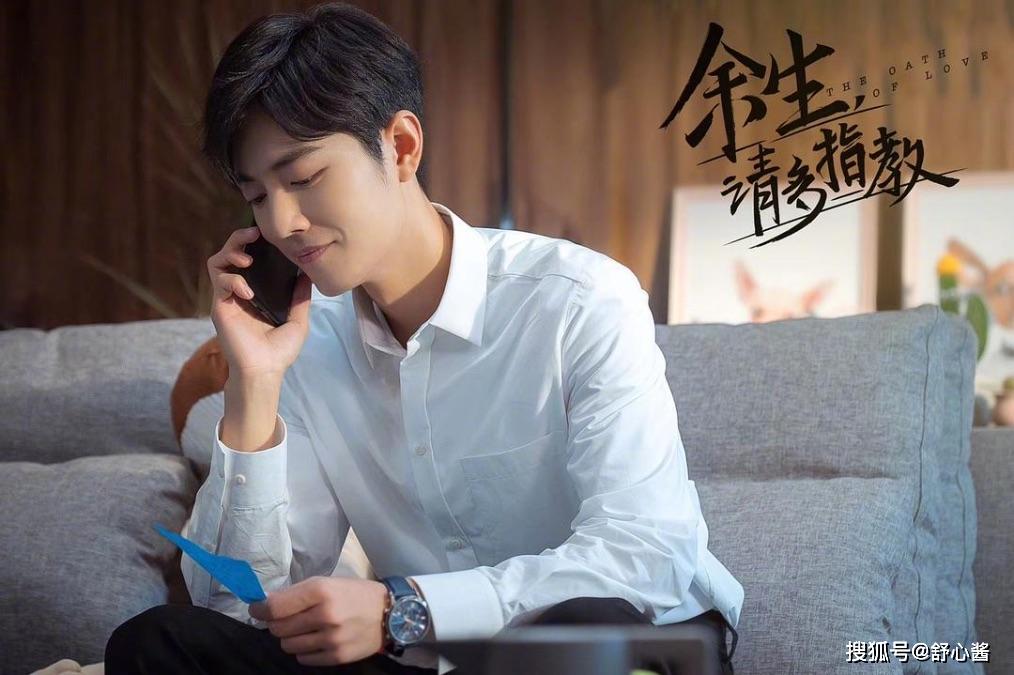 杨紫雨衣护体现身机场，两部大剧资源耀眼，男