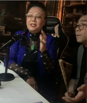 杨议与妻子罕见同框直播,女方曾是歌舞团台柱子,歌声十分动听