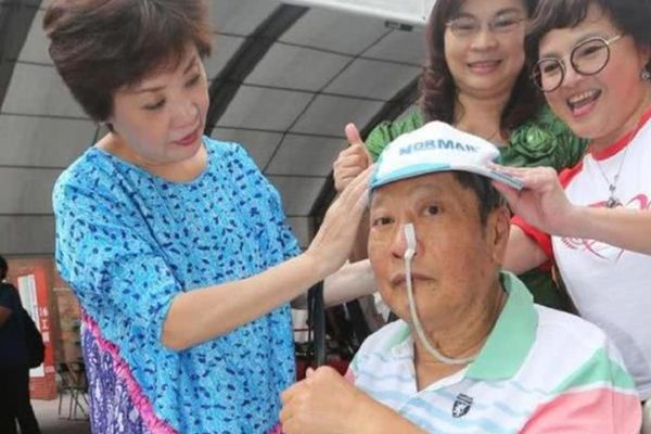 上春晚一夜爆红,喝醉摔成智障后遭妻子抛弃,