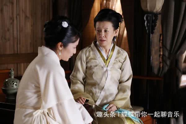 她曾搭档张国荣，26岁拿下影后，如今45岁凭“大