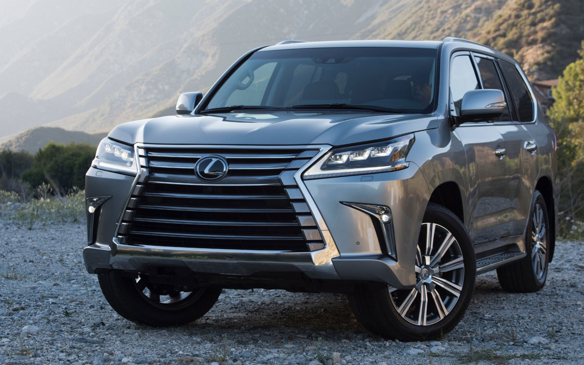 目前雷克萨斯家族里面最豪华的suv是 lexus lx ,它是基于自家兄弟陆地