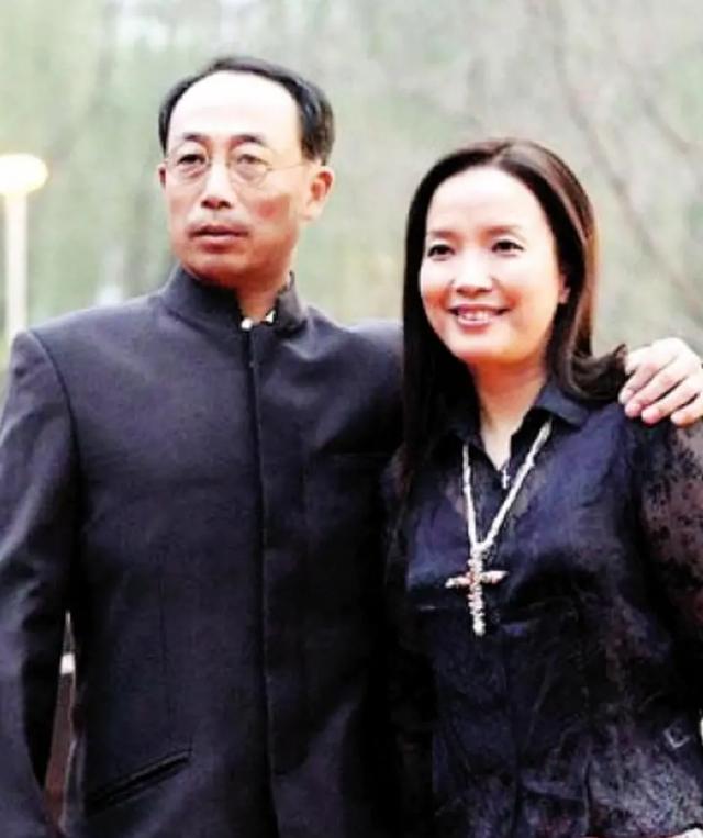 吕丽萍三段婚姻:一婚给了张丰毅,二婚丈夫猝死,三婚嫁给孙海英