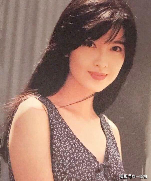 53岁周慧敏晒30年前美照，清瘦造型让人怜爱，网
