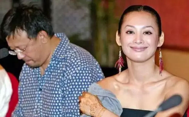 被造谣改国籍硬核反击!怼许晴骂姜文却被小奶狗