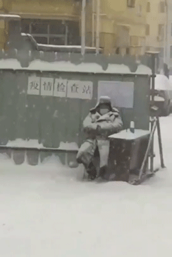 搞笑GIF：大雪中抗疫检查点的值班者_段子