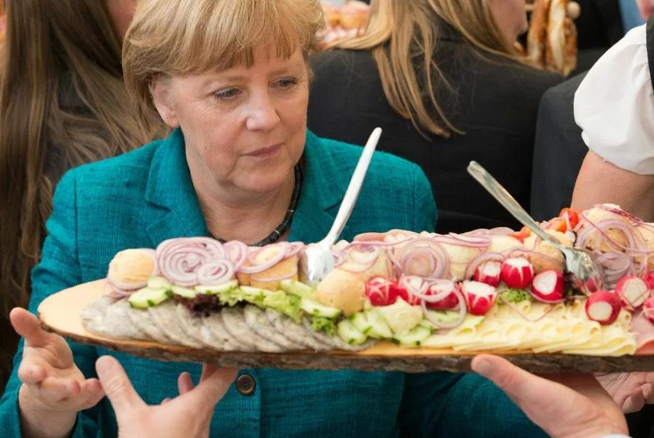 她喜欢德式烤肠配土豆泥,瑞士奶酪火锅和啤酒,晚餐时默克尔喜欢吃蔬菜