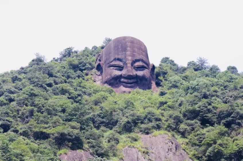 山上岩石怪异,可见千尊佛像,故名"千佛山".这也正是千佛山一名的起由.
