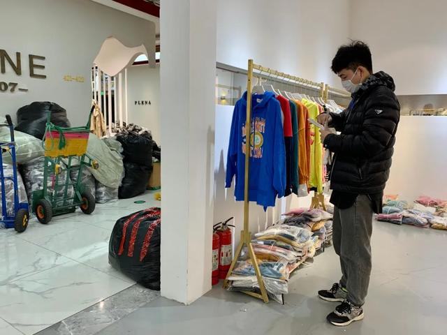 疫情下的杭州四季青韩装档口：一个月亏损15万，