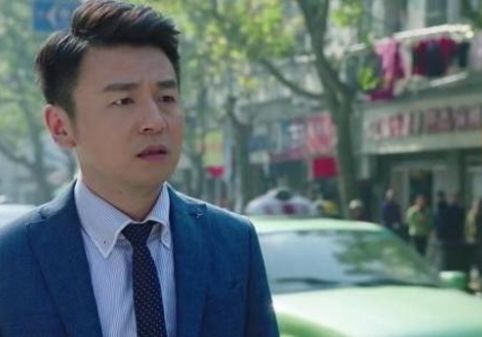 他曾为生存卖炸串，因上厕所意外走红，今34岁爱