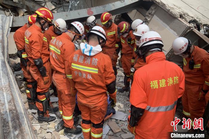 福建泉州坍塌酒店救援现场：搜救出第50名被困者