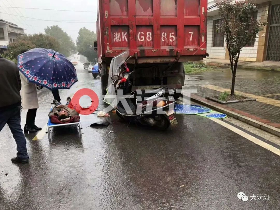 益阳发生一起车祸现场一男子