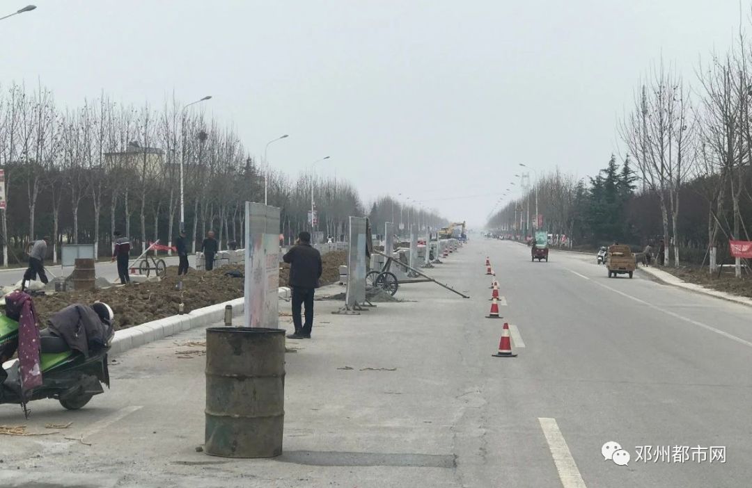 邓州快速通道正在修路,中间增加绿化带!
