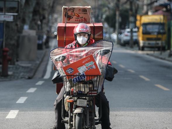 疫情期间为了避免不必要的接触,快递小哥则会电话通知顾客他们的包裹