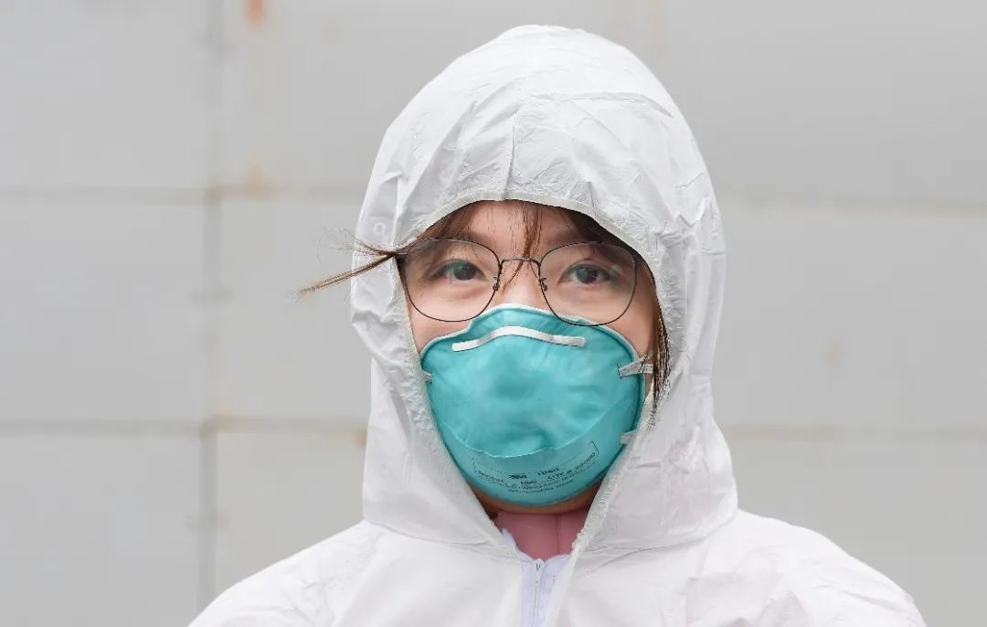 今天，她从“提问者”，变成了“被提问者”