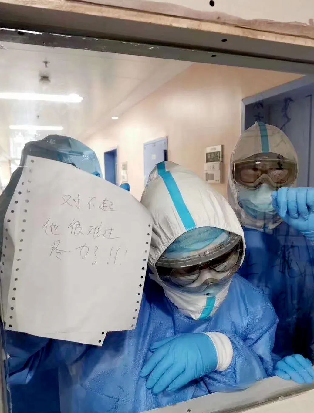 上海27岁麻醉师崩溃大哭，同事隔着玻璃举起一张纸…