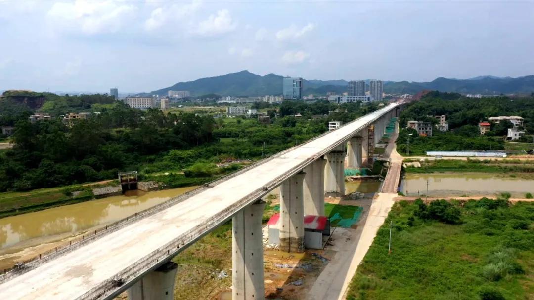 广汕铁路相衔接,北端沟通昌赣客专,赣龙铁路,渝长厦铁路,赣韶铁路等