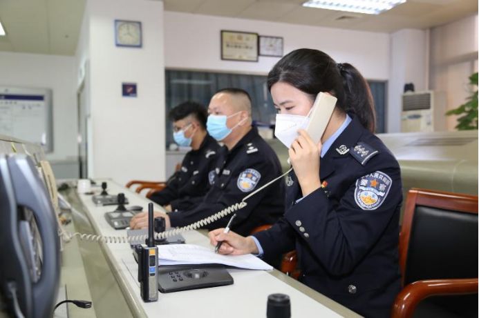 面对来势汹汹的疫情,她带领着一个110接处警团队积极开展"线上服务"