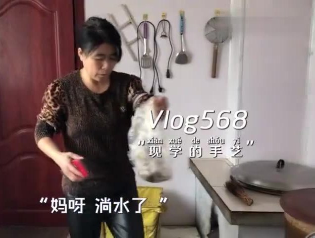 农村小飞阳:老妈现学现做啥美食?泡上大米饭最香,爷俩吃嗨了