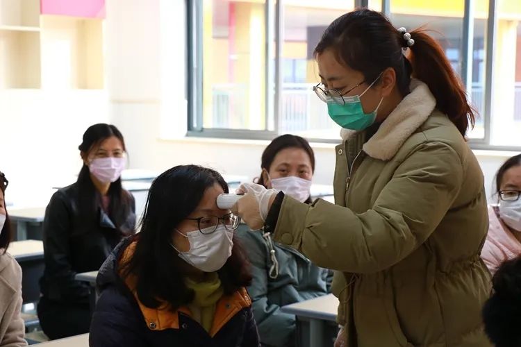 班主任钱丽菲接到电话后到教室,组织学生原地隔离,电话联系学生家长