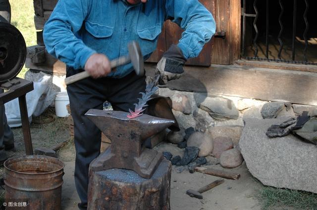 古代黑人如何制作铁质农具种田?有火和锤子就行!穿越必备知识