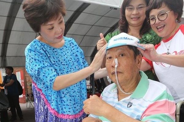 因春晚一夜成名，喝醉摔成智障后遭妻子抛弃，