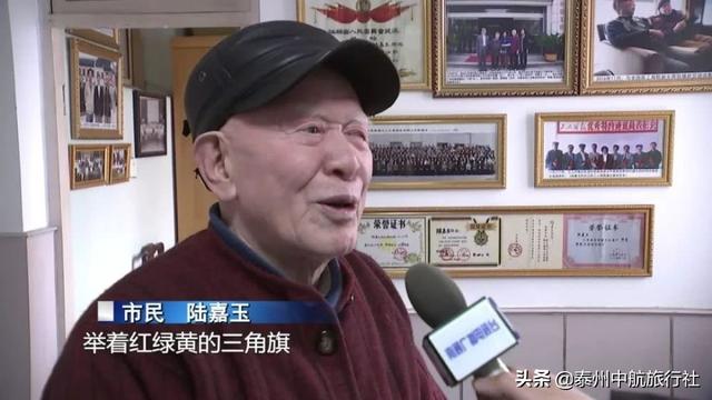 市民 陆嘉玉:市民们游行,敲锣打鼓,举着红绿黄的三角旗,小孩子一边跑