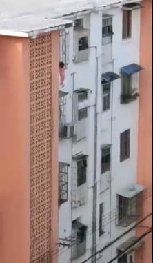 广西南宁：2岁女童头卡防盗网身悬5楼，幸好有群