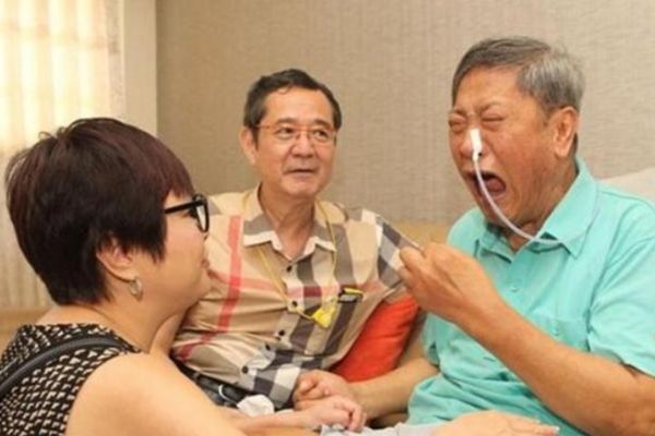 上春晚一夜爆红,喝醉摔成智障后遭妻子抛弃,