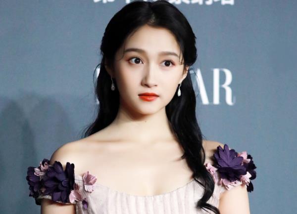 关晓彤仰头休息无意被拍侧面照,如同倚在礁石上的美人鱼,绝美!