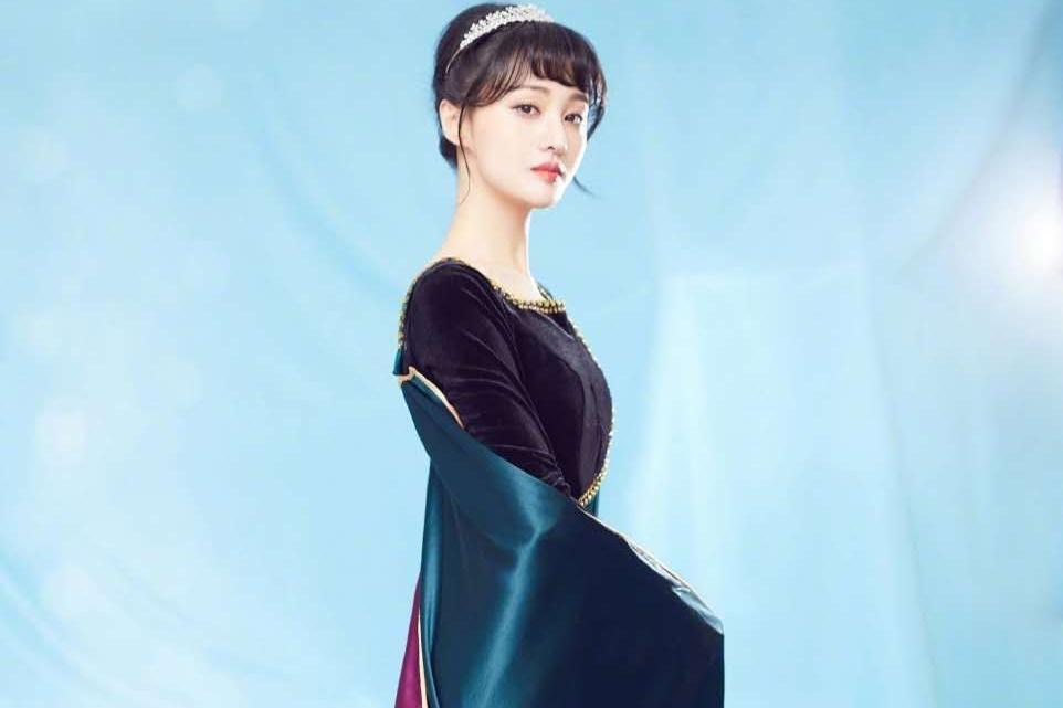 大美女郑爽个性礼服装扮,笑容甜美,太好看了