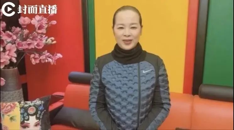 凤姐说道:听说你们最喜欢看《幸福耙耳朵》,感谢你们的厚爱,今后我也