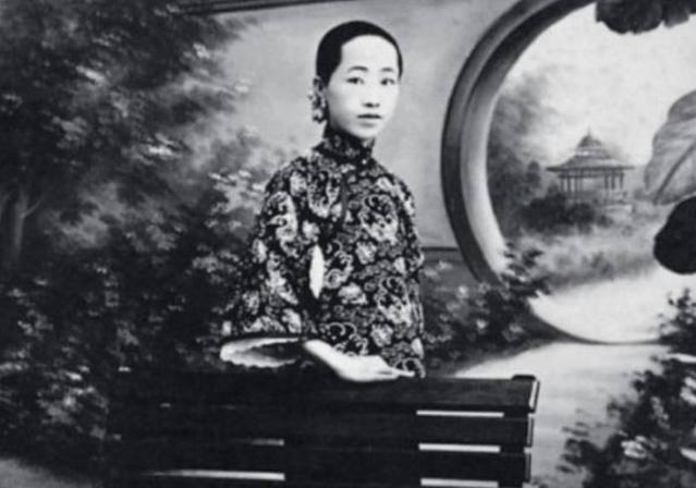 她为丈夫事业主动绝育，一双儿女病故后，丈夫