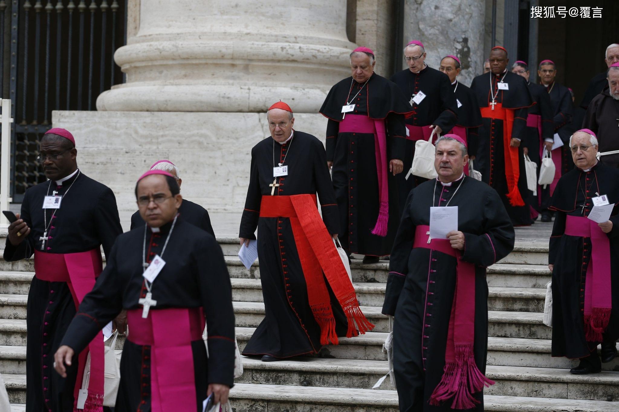 天主教的神父们此外,梵蒂冈虽然是一个小国,但却拥有巨额的财富.