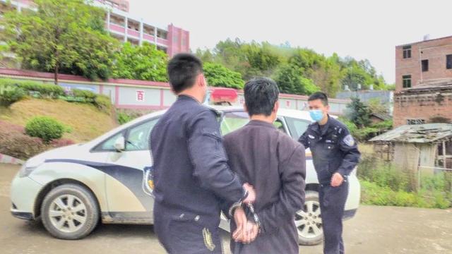 “穿着警服好威风呀！”梅州一男子假冒警察摊