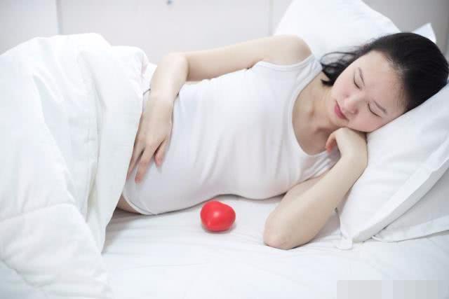 孕妇睡觉翻身，对胎儿有影响吗？各阶段都不同，孕妈要心中有数