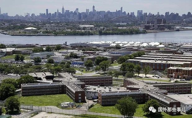 纽约应对疫情早有预案：各地部署移动太平间，