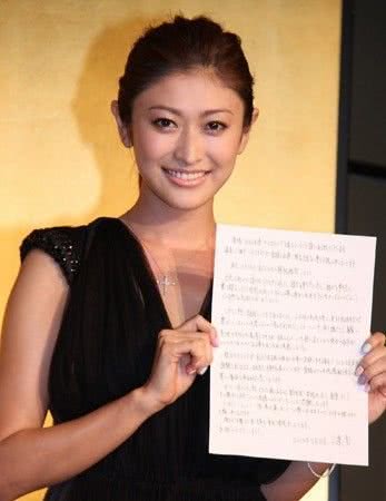 又一高颜值女星宣布怀孕，6年生3胎，老公被赞大