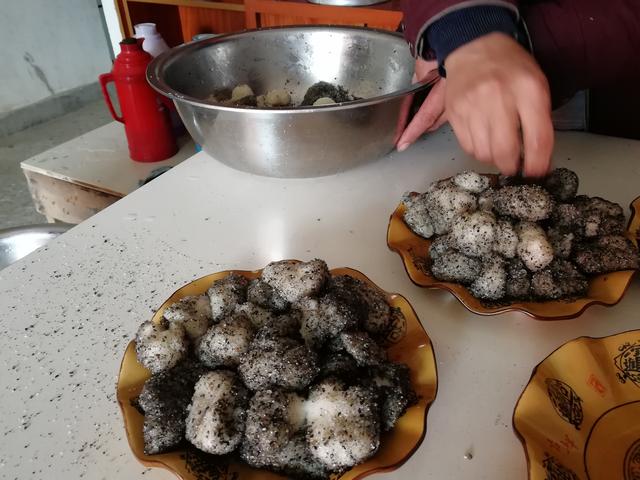 经过"千锤百炼"出来的麻籽粿,肉质细腻,又有嚼劲.