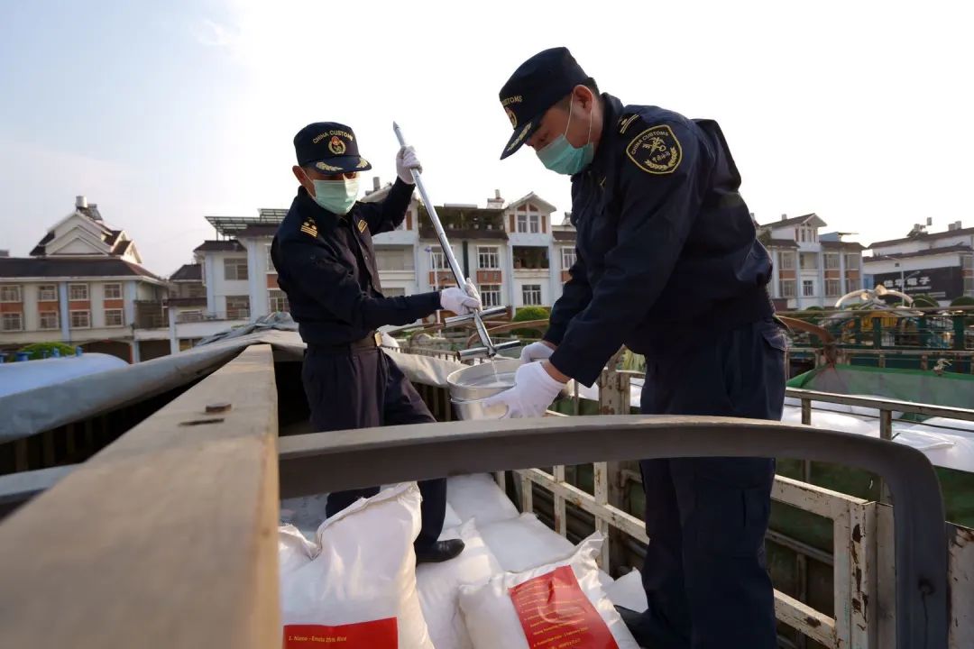 3月5日17:30,缅甸政府捐赠的200吨大米抵达瑞丽口岸,瑞丽海关开辟绿色