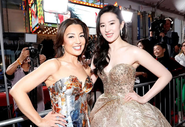 刘亦菲出席《花木兰》首映礼，被逼问武汉家人