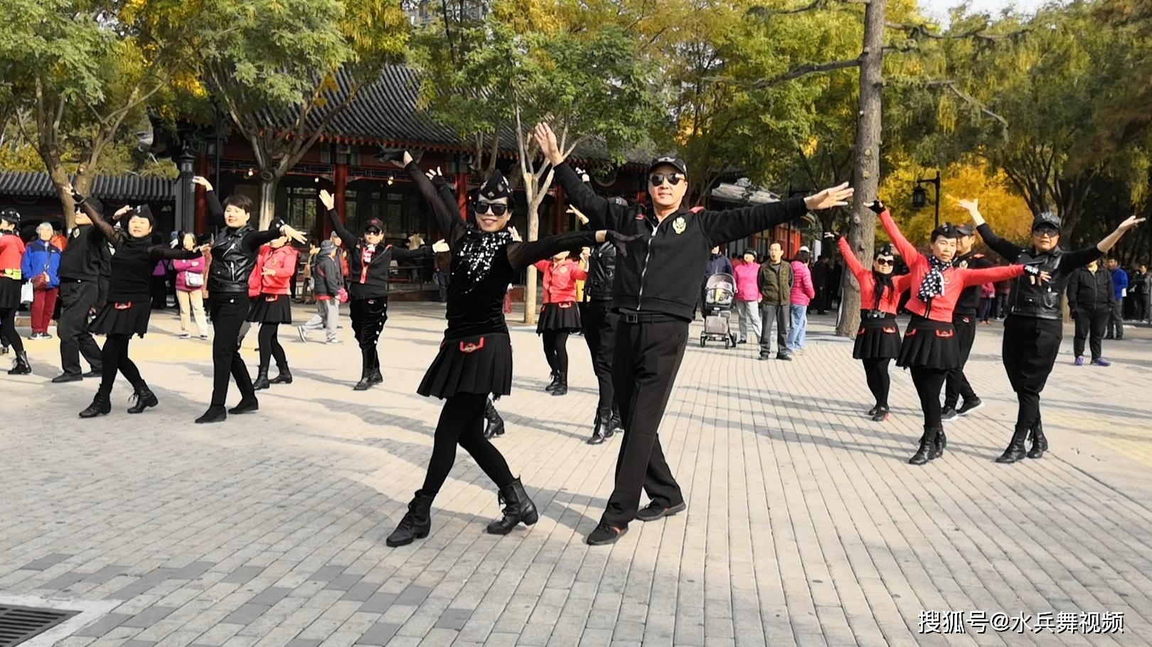 双人水兵舞《秋梦》歌曲好听,舞步流畅,张孝花舞蹈队