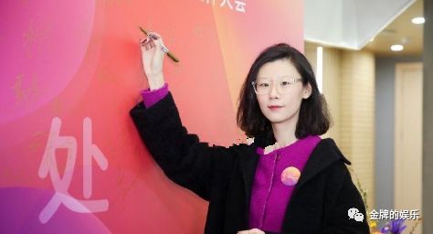 美妆博主草莓阿三自曝遭渣男欺骗感情，制作视