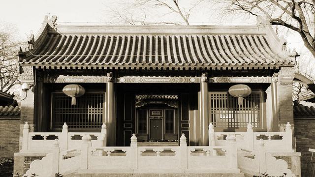 为了维持生计，晏森将传承了200多年的“克勤郡王府”卖了。祖宅卖完之后